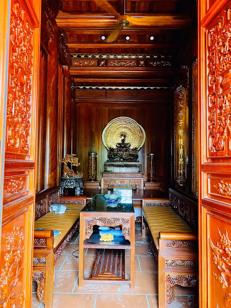 Đặc biệt, gỗ trong nhà đều là loại gỗ lim tali quý hiếm nhập khẩu từ Nam Phi. Ảnh: Dân Việt