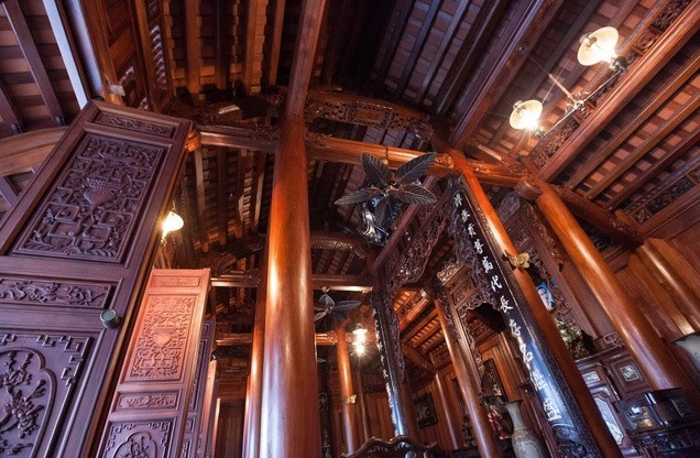 Nhà gồm gồm 5 gian với 36 cột cái bằng gỗ lim nguyên khối, có đường kính trung bình từ 30 – 36cm. Ảnh: Dân trí