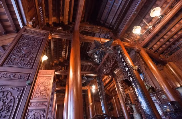 Nhà gồm gồm 5 gian với 36 cột cái bằng gỗ lim nguyên khối, có đường kính trung bình từ 30 – 36cm. Ảnh: Dân trí