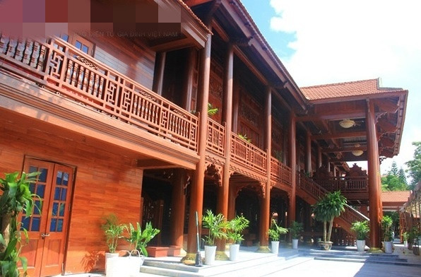 Công trình được xây dựng từ hơn 500 m3 gỗ lim nguyên khối với tổng diện tích gần 500 m2. Ảnh: Giadinhvietnam