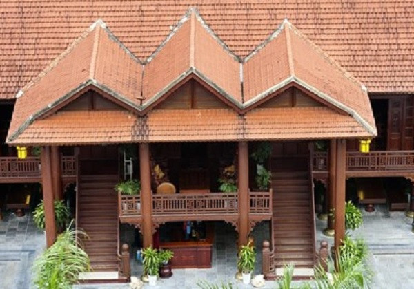 Nhà gồm có 7 gian gỗ lim có chiều cao 11 mét, gồm có 16 cột cái bằng gỗ lim nguyên khối có đuờng kính 45 cm. Ảnh: Tiền phong