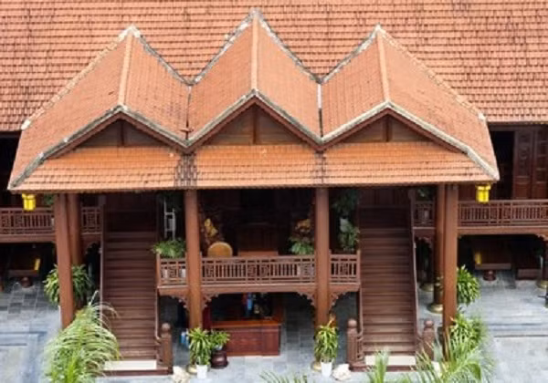 Nhà gồm có 7 gian gỗ lim có chiều cao 11 mét, gồm có 16 cột cái bằng gỗ lim nguyên khối có đuờng kính 45 cm. Ảnh: Tiền phong