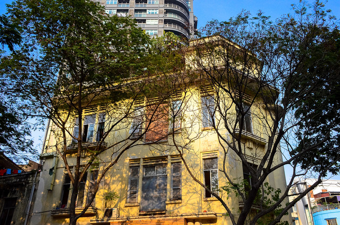 Trên tầng có nhiều phòng ở, mỗi phòng đều có cửa sổ rộng để đón ánh sáng. Ảnh: Saigontrongtoi