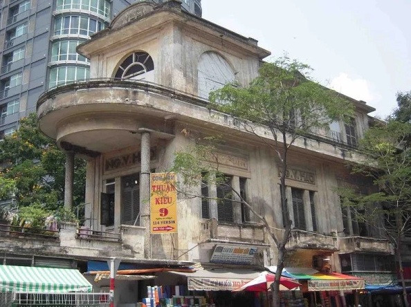 Căn biệt thự được đánh giá đặc biệt nhất Sài Gòn cách chợ Bến Thành (quận 1) 300 m, rộng khoảng 800 m2 mang hình dáng con tàu với phần đầu nhỏ, lớn dần ra phía sau. Ảnh: Trithucvn.org