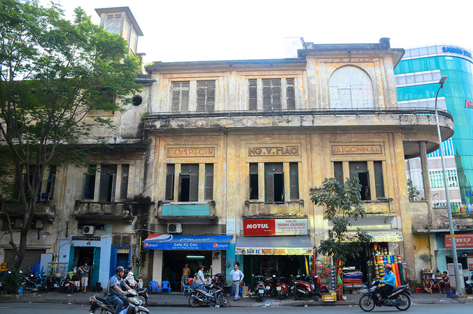 Dinh thự xây dựng vào năm 1933 và hoàn thành năm 1937 có 3 tầng theo phong cách kiến trúc Pháp. Ảnh: Saigontrongtoi