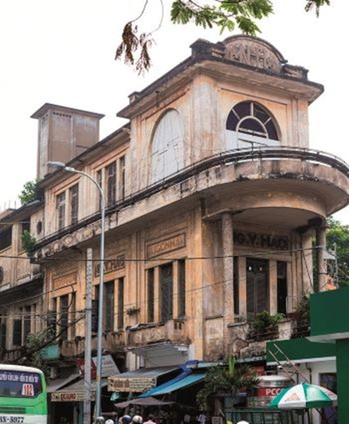 Mặt tiền của căn nhà nhỏ như mũi một con tàu thẳng tiến, càng vào sâu thì càng mở rộng. Ảnh: Saigontrongtoi