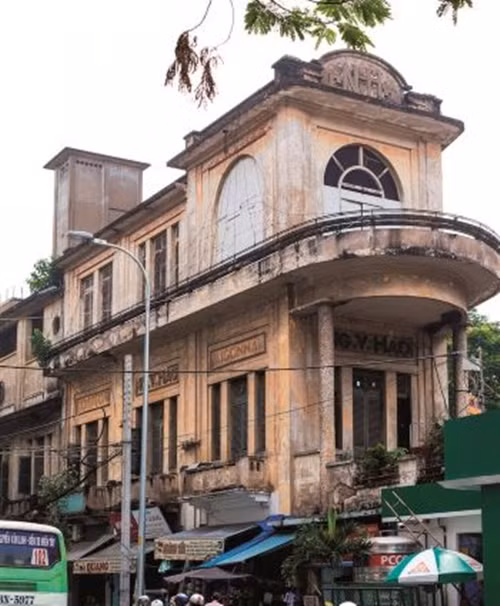 Mặt tiền của căn nhà nhỏ như mũi một con tàu thẳng tiến, càng vào sâu thì càng mở rộng. Ảnh: Saigontrongtoi