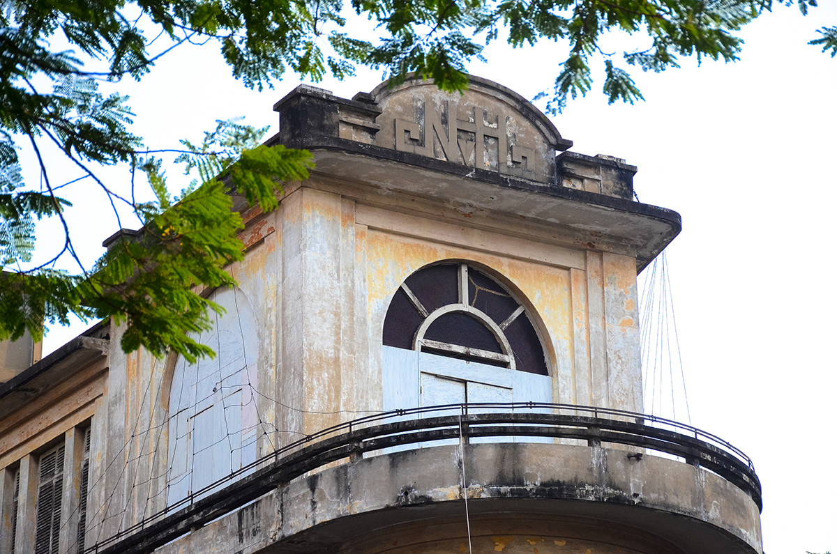 Ngôi nhà đã cũ kỹ, tường đầy rêu. Ở tầng trệt chia nhỏ nhiều hộ kinh doanh còn trên 2 tầng lầu dùng để ở. Ảnh: Vnexpress