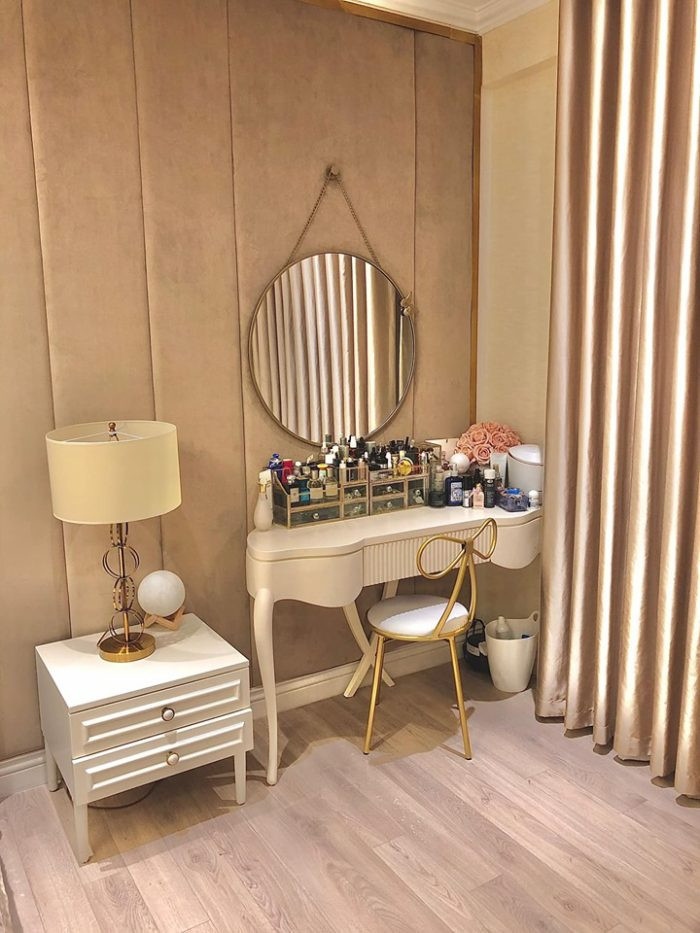 Bàn trang điểm của nữ MC.