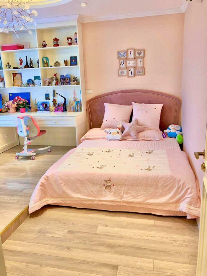 Trong khi đó, phòng ngủ của bé Sumo được điểm tô tone màu hồng nhìn rất ngọt ngào.