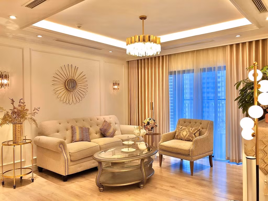 Phòng khách trong nhà của MC Diệp Chi sang trọng với nhiều món đồ trang trí như gương, chậu hoa, đèn..