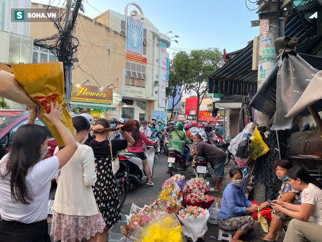 Đầu đường Hồ Thị Kỷ giao với Lý Thái Tổ (quận 10) ùn ứ. Còn đầu Hồ Thị Kỷ giao với đường Hùng Vương (quận 10) thưa hơn. Nhưng đa số người dân sẽ đi chợ Hồ Thị Kỷ từ hướng Lý Thái Tổ.