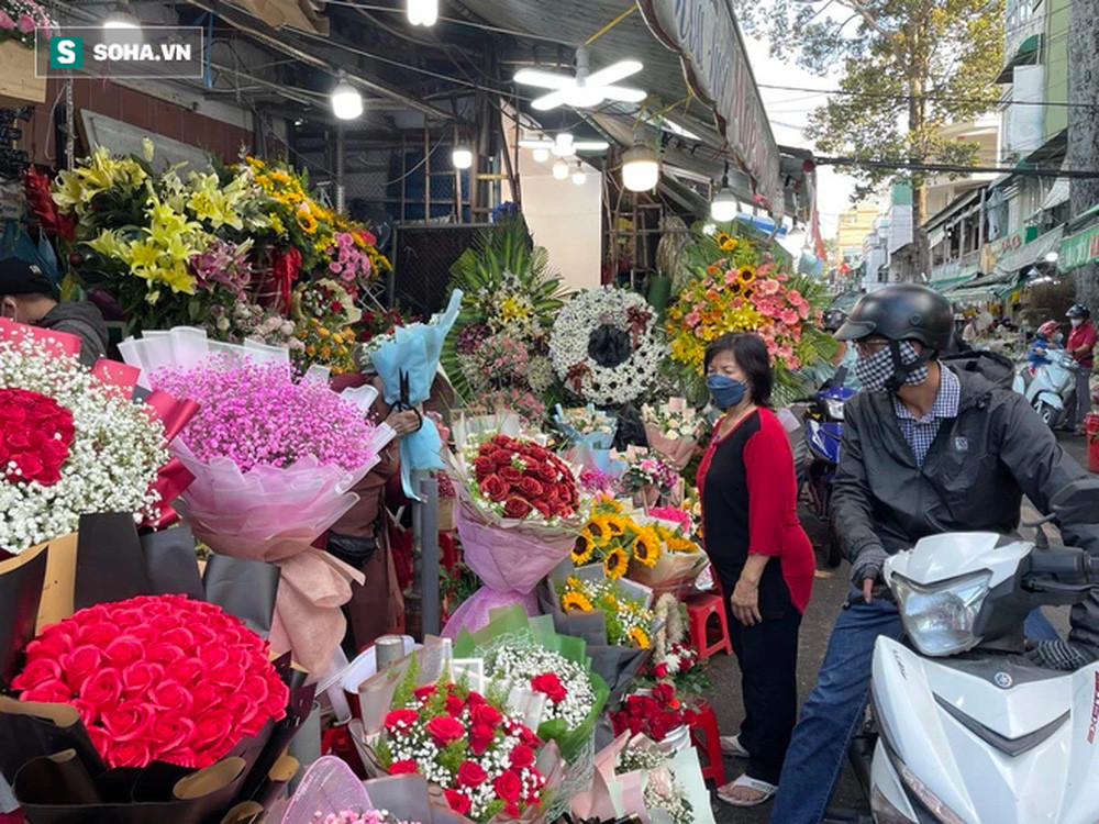Theo quan sát của phóng viên, trong chiều tối nay, đa số khách hàng đến dò giá. Một số khách thì quyết định mua ngay. "Đa phần khách của bên chị đã đặt trước. Shop làm bó ở đây để khách chọn mẫu nhanh hơn", chị chủ shop nói.