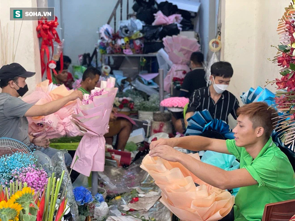 Các nhân viên bó hoa làm việc hết tốc lực để kịp các đơn hàng giao đúng hẹn. Theo một chủ shop hoa, nhiều khách hàng còn yêu cầu phải giao đúng giờ. Vì uy tín nên cửa hàng phải "làm hết ga" (phương ngữ Nam Bộ nghĩa là cố gắng làm nhanh nhất, làm hết mức).