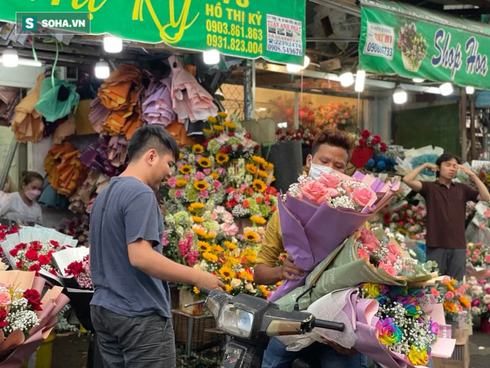 Nhân viên giao hàng (shipper) tất bật mang hoa cho khách đặt trước. "Hôm nay và sáng mai là tối mặt anh ơi!", nam shipper trả lời vội.