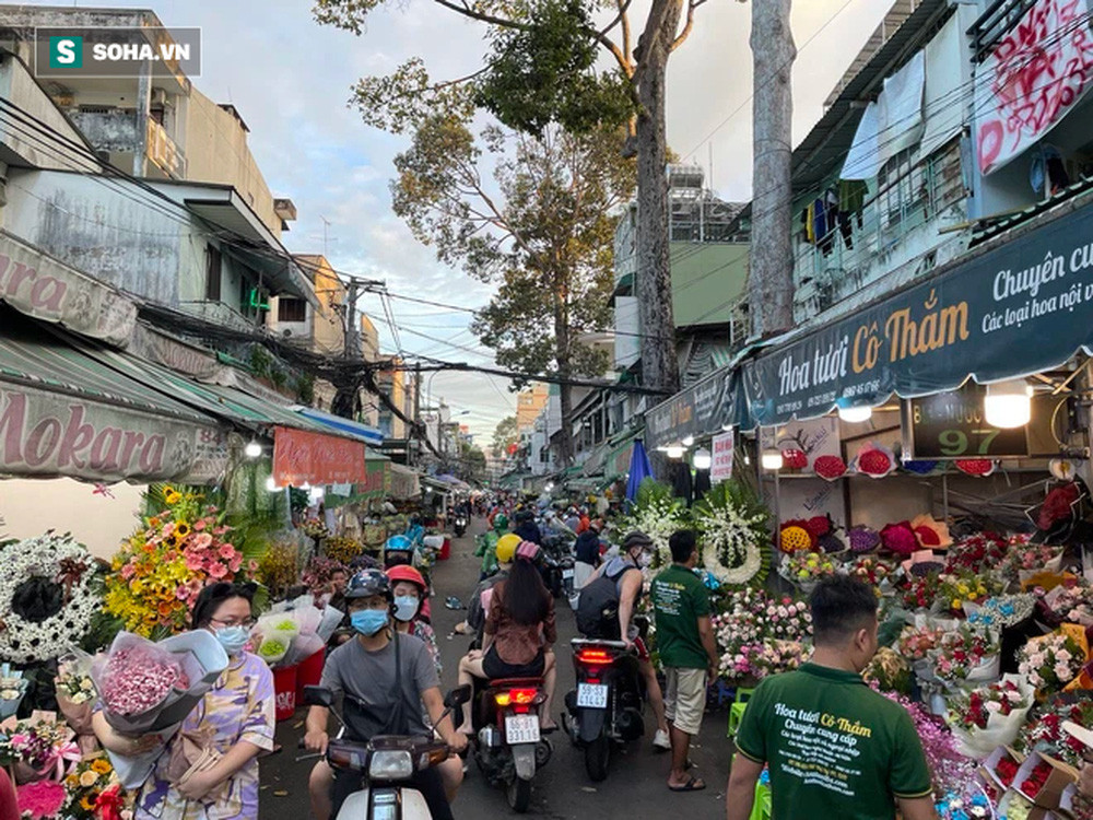 Chợ hoa Hồ Thị Kỷ có khoảng 100 tiệm hoa lớn nhỏ, ken chặt cả con đường, phủ vào sâu trong các hẻm.