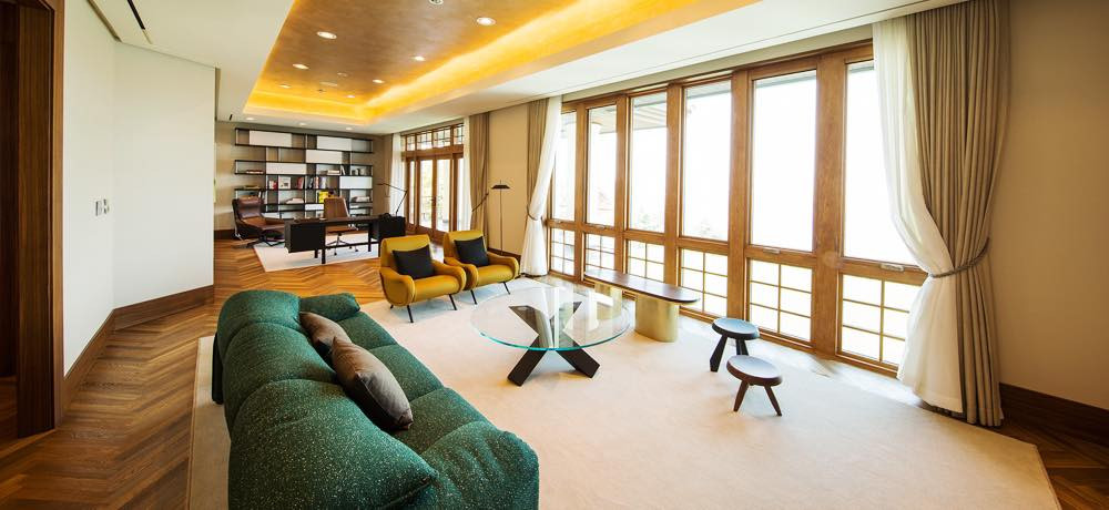 Nội thất bên trong khách sạn vô cùng sang trọng. Ảnh: Booking