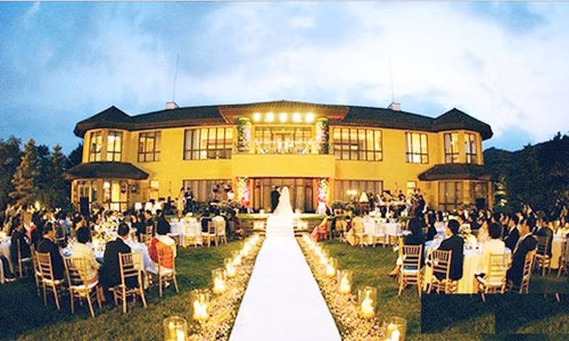 Khu vực tổ chức đám cưới nằm ở ngoài trời và có tầm nhìn hướng ra sông Hàn. Ảnh: Kbizoom