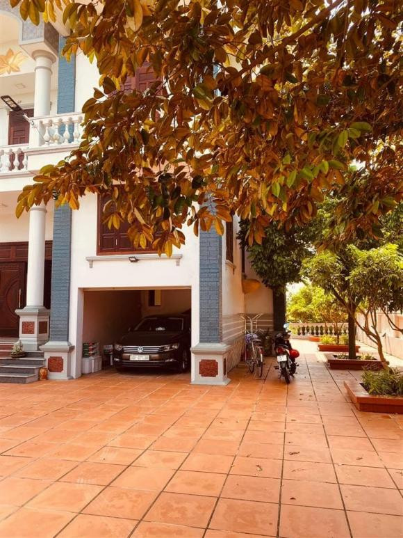 Dù có sân rộng nhưng gia đình hôn phu Hoa hậu Ngọc Hân vẫn thiết kế một gara nhỏ xinh để ô tô.