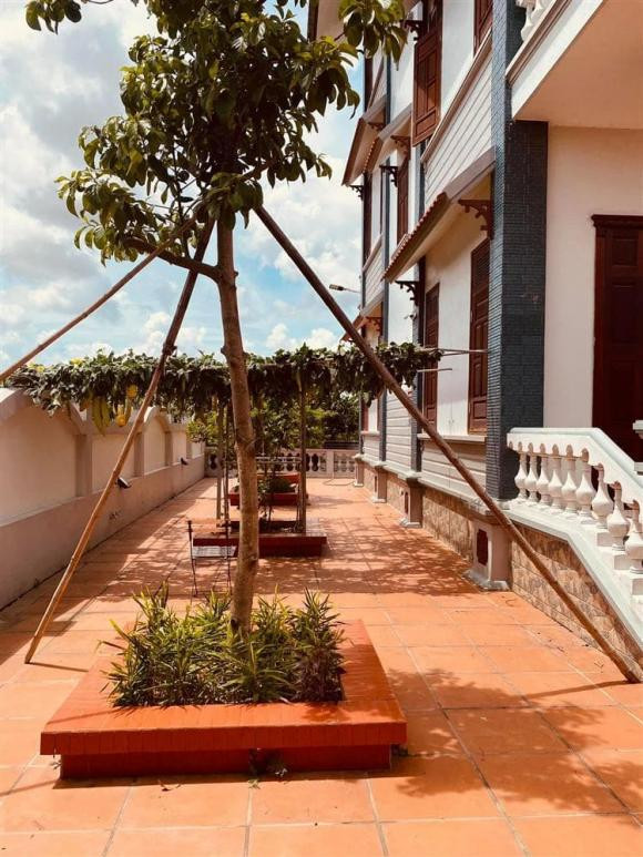 Cơ ngơi rộng lớn nơi thôn quê cho thấy tiềm lực kinh tế "không phải dạng vừa" của gia đình chồng tương lai Hoa hậu Ngọc Hân. 