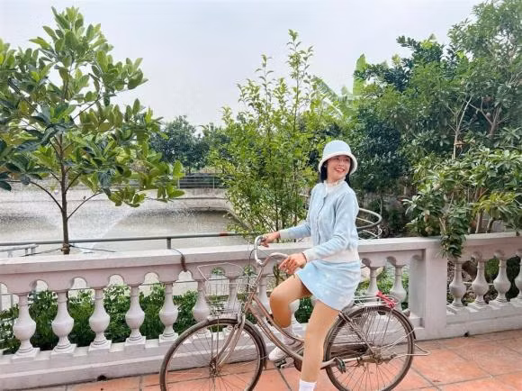 Ngọc Hân khoe ảnh "tung tăng" tại cơ ngơi nhà chồng tương lai. Nguồn ảnh: Facebook