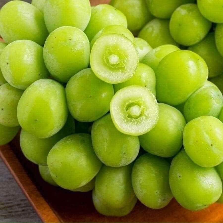 Thấy giá rẻ lại được quảng cáo là giống nho mẫu đơn Nhật trồng ở Đài Loan, chị Thúy mua về ăn thử. Tuy nhiên, chị Thúy cho biết, loại nho này cũng ăn được, không quá xuất sắc như quảng cáo. Ảnh: Facebook