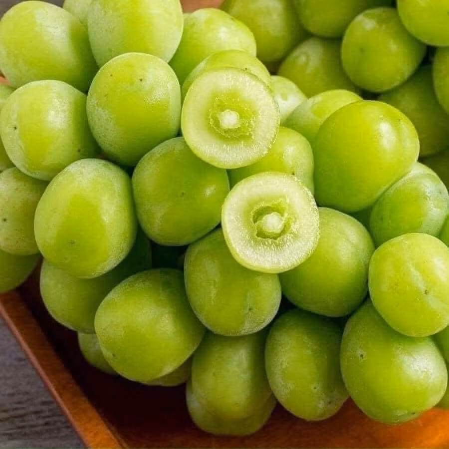 Thấy giá rẻ lại được quảng cáo là giống nho mẫu đơn Nhật trồng ở Đài Loan, chị Thúy mua về ăn thử. Tuy nhiên, chị Thúy cho biết, loại nho này cũng ăn được, không quá xuất sắc như quảng cáo. Ảnh: Facebook