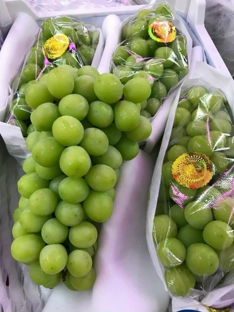 Đáng chú ý, loại nho này được đựng trong bao bì có tiếng Trung Quốc hoặc không có bao bì rõ ràng. Ảnh: Facebook