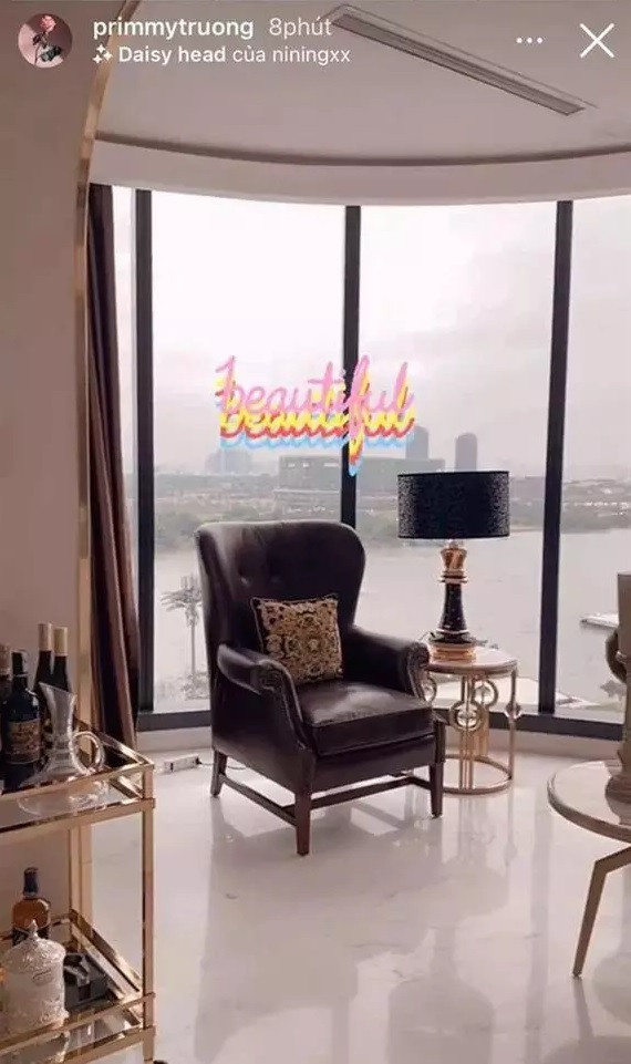 Nội thất trong căn hộ đậm màu sắc phương Tây. Ảnh: Instagram