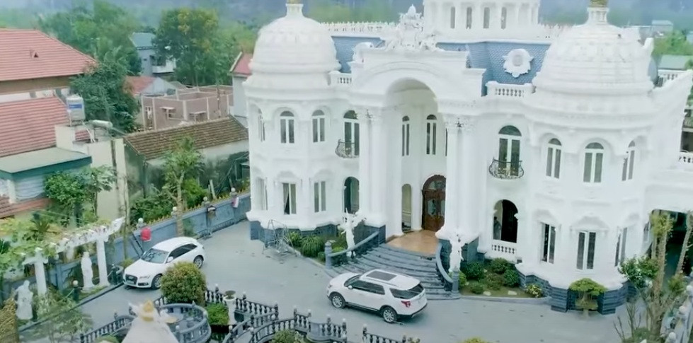 Dinh thự tọa lạc tại huyện Yên Định (Thanh Hóa), xây dựng trên diện tích 1.100 m2. Trong đó, 560 m2 dành cho nơi ở, phần còn lại gồm khu vực đậu xe có thể chứa 10 chiếc và một khu vườn rộng trước nhà.