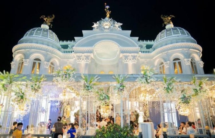 Mặt tiền công trình được thiết kế với những cột đá khổng lồ, ba mái vòm lớn và trên đỉnh có những bức tượng mạ vàng.