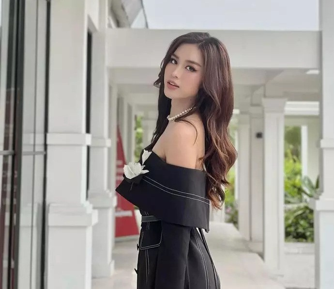 Kiểu váy trễ vai đính hoa thanh lịch mang lại cho Đỗ Thị Hà vẻ đẹp yêu kiều như tiểu thư.