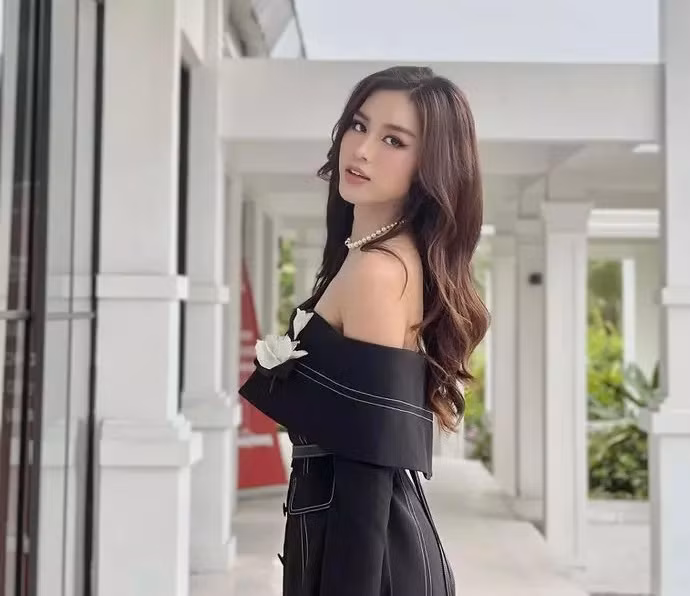 Kiểu váy trễ vai đính hoa thanh lịch mang lại cho Đỗ Thị Hà vẻ đẹp yêu kiều như tiểu thư.