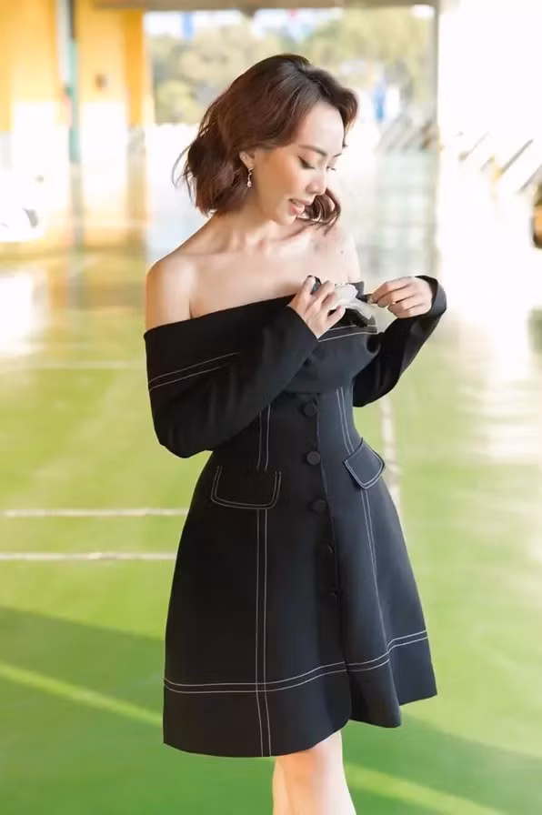 Trước đó, "Hoa hậu hài" Thu Trang cũng từng diện một bộ váy có thiết kế tương tự của Đỗ Thị Hà.