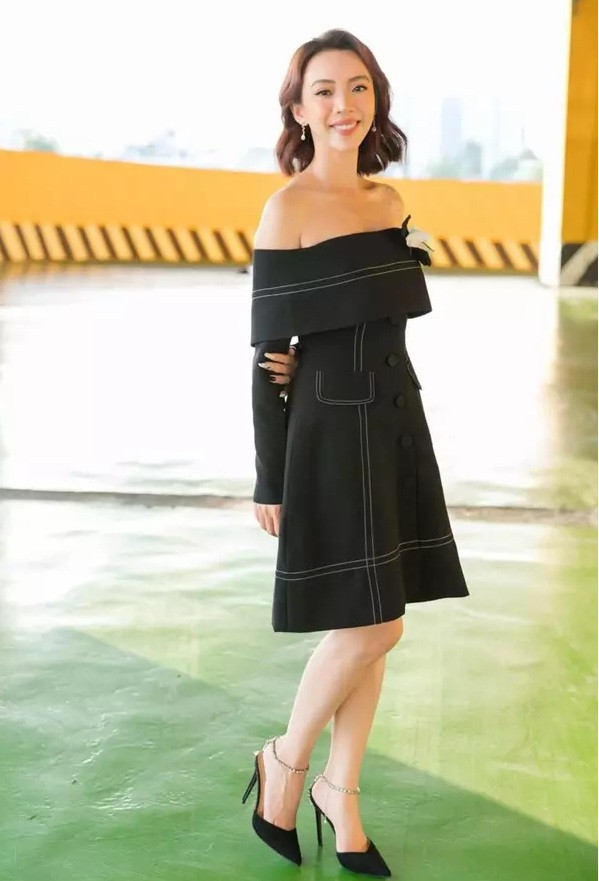 Dĩ nhiên danh xưng "hoa hậu hài" chỉ là cách gọi vui mà Thu Trang tự nhận nhưng bà xã Tiến Luật cũng không hề bị dìm hàng khi mặc cùng thiết kế với Hoa hậu "xịn".