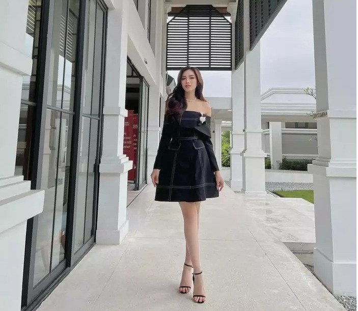 Thiết kế có kiểu dáng chữ A giúp cho nàng hậu xứ Thanh khoe trọn đôi chân 1m1 thon dài, quyến rũ.