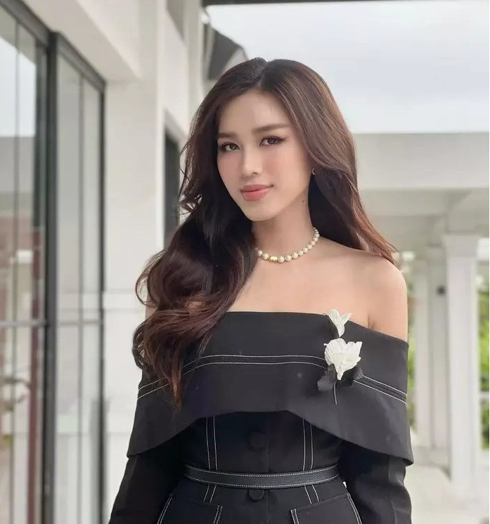 Nàng hậu uốn tóc xoăn nhẹ nhàng, trang điểm tông nude thanh lịch, đẹp hút hồn. Quả thật nhan sắc của mỹ nhân sinh năm 2001 ngày càng thăng hoa sau 2 năm đăng quang.