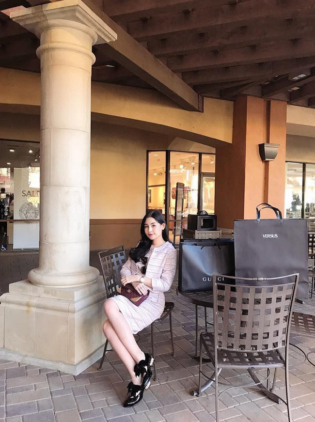 Khi đi du lịch Los Angeles, Lê Âu Ngân Anh mạnh tay mua sắm những món hàng hiệu đắt đỏ và cho biết: "Gom hết cả nước Mỹ về làm quà cho mọi người". Ảnh: FBNV