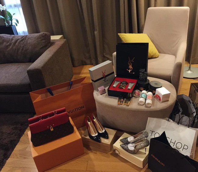 Nàng hậu từng khoe bộ sưu tập đắt giá của mình gồm các items từ thương hiệu Gucci, Prada, Louis Vuitton... Ảnh; FBNV
