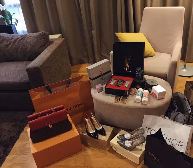 Nàng hậu từng khoe bộ sưu tập đắt giá của mình gồm các items từ thương hiệu Gucci, Prada, Louis Vuitton... Ảnh; FBNV