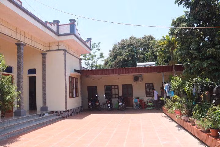 Nhà mái bằng, có sân lát gạch đỏ rộng rãi. Ảnh: Dân Việt