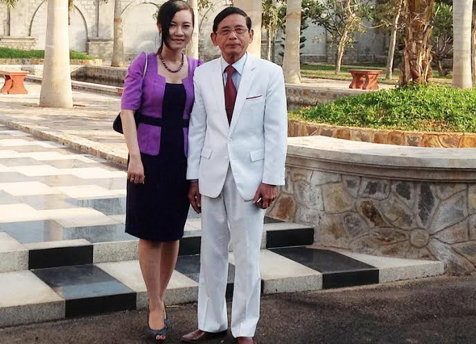 Số tiền dùng để hỗ trợ cho trẻ em bất hạnh, người già neo đơn, tặng nhà, xây cầu, thậm chí mua quan tài và đất để chôn cất những người xấu số. Ảnh: Thời đại