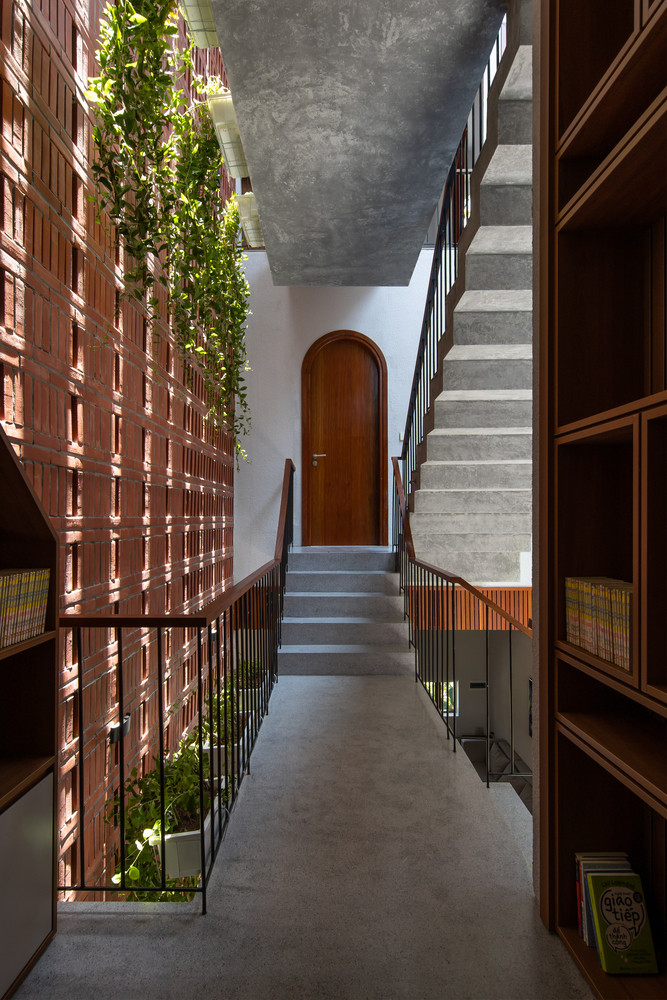 Bê tông, gạch mộc kết hợp với một số vật liệu tự nhiên như đá, gỗ, cây xanh mang đến hơi thở nhiệt đới cho công trình, tạo cảm hứng cho sự sinh trưởng của cây cối, ánh sáng tự nhiên, thông gió. Nguồn ảnh: Hoang Lê.
