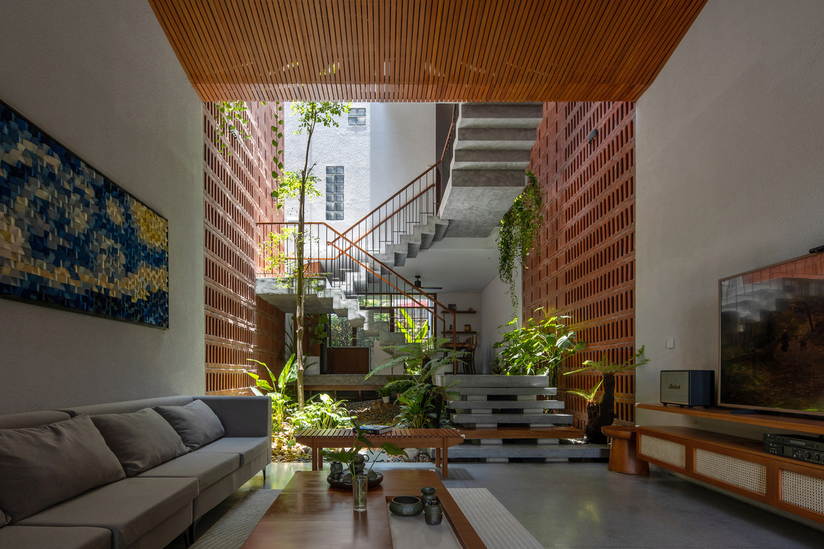 3 khoảng sân được bố trí xen kẽ ở tầng 1 nhằm tạo điểm nhìn và điều hòa khí hậu cho toàn bộ tòa nhà.