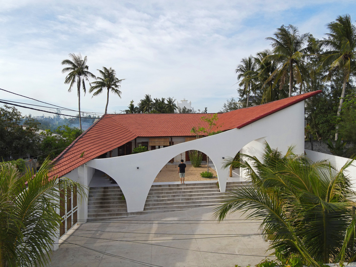 Ý tưởng trước khi bắt đầu thiết kế khu nghỉ dưỡng này là xây dựng một tòa nhà đơn giản nhưng mang hơi thở, sử dụng các vật liệu và hình ảnh chủ đạo của địa phương.