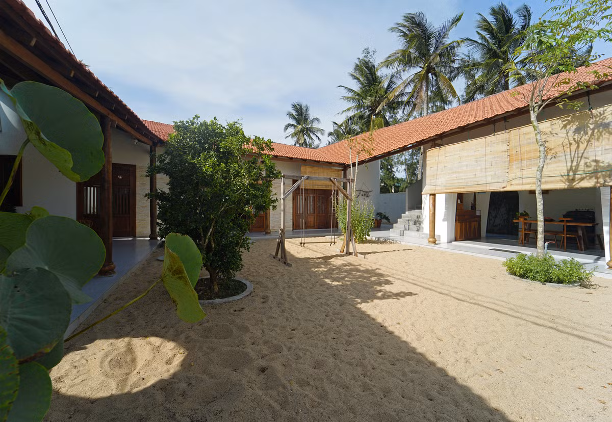 Vì vậy, nhà được mở ra các hướng gió mát, các hướng nắng xấu đều được che chắn.