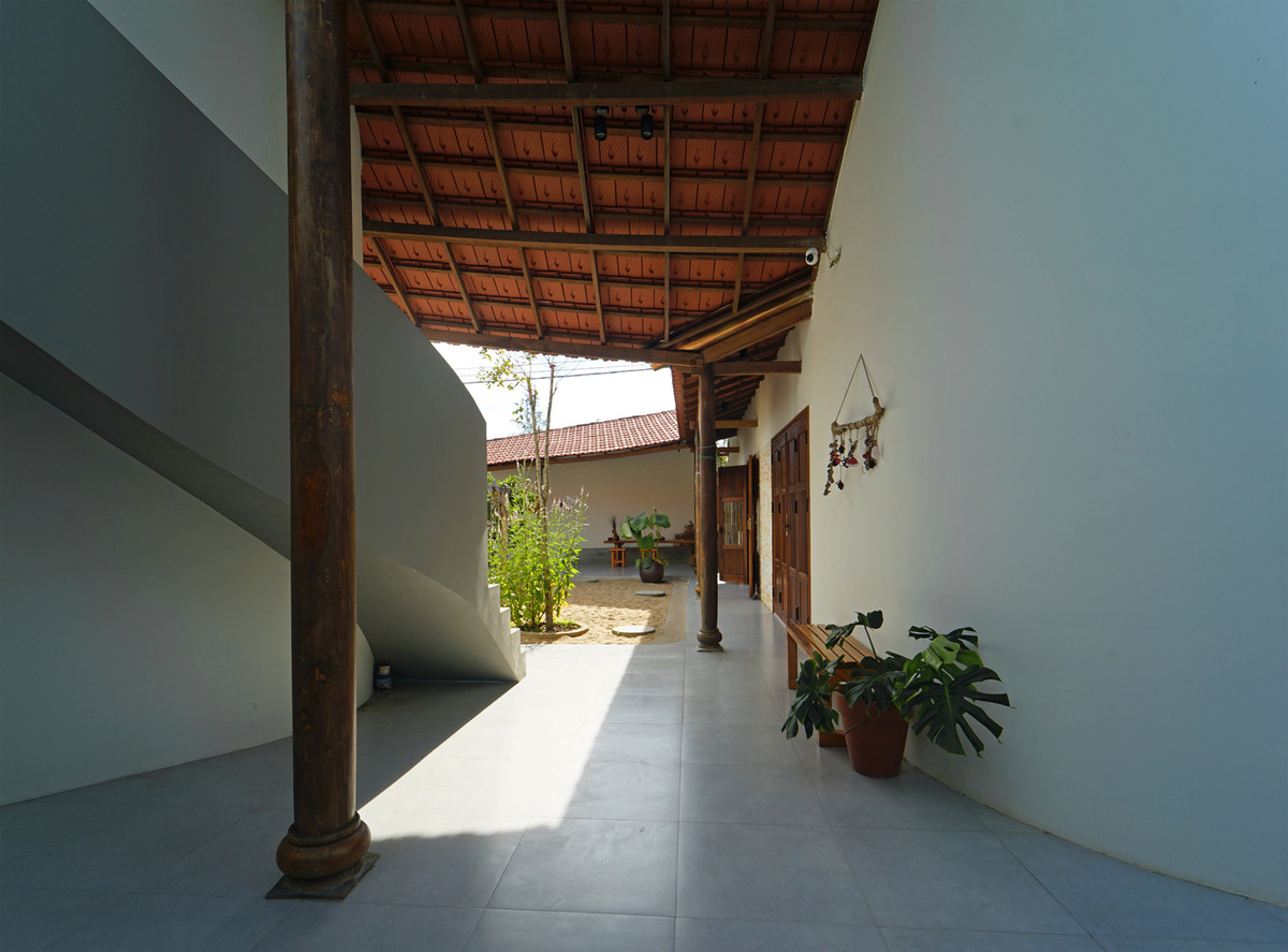 Nằm trong một làng chài nhỏ, ngói đỏ và cát biển là vật liệu mà người dân địa phương thường sử dụng để lấy sáng từ cả hai hướng đông và tây.