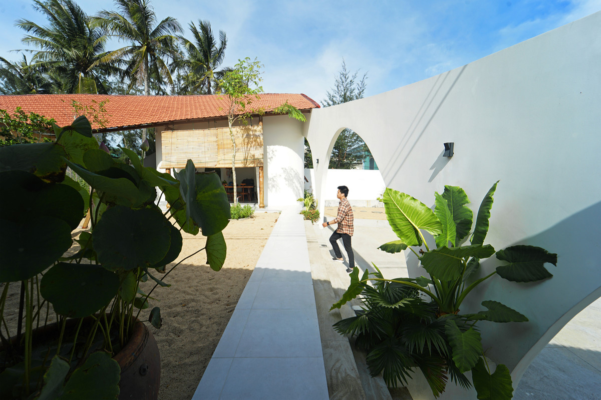 Các khoảng đệm nhỏ được tạo ra trước khi tiếp xúc trực tiếp với công trình, tạo ra luồng gió mát lưu thông suốt cả ngày.