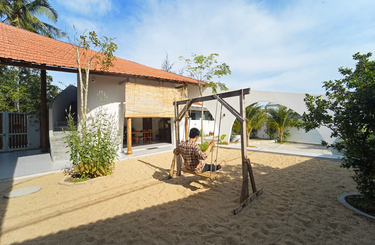 Vì vậy, trẻ em có thể chơi trong sân cát chung và ngắm nhìn ánh sáng tự chuyển mình từ bình minh đến hoàng hôn, trải dài như hai dải lụa trắng và đỏ đan vào nhau.