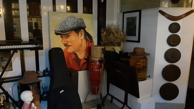 Trong nhà có nhiều ảnh của nhạc sĩ cùng nhiều nhạc cụ đã gắn bó với ông như trống Paranưng, cồng chiêng, khèn...Ảnh: Tiền phong